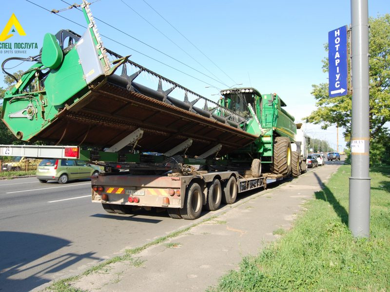 Перевозка негабарита: комбайн с жаткой John Deere