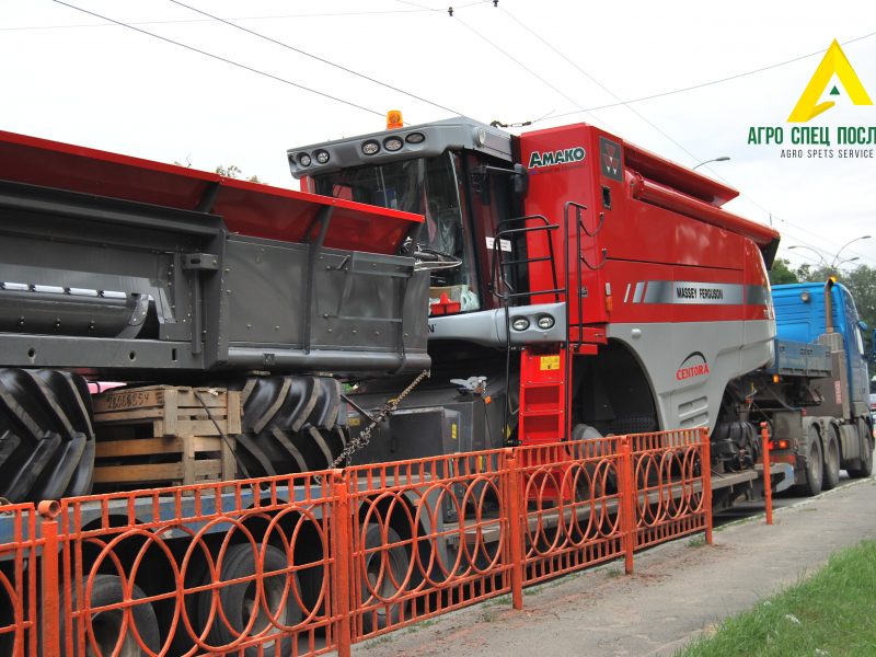 Перевозка негабарита: комбайн с жаткой Massey Ferguson